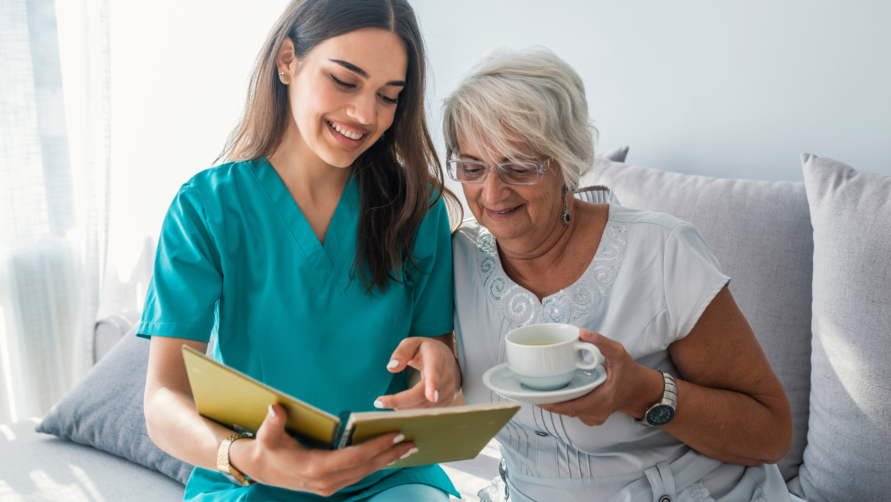 O Papel Vital do Cuidador na Vida do Idoso: Cuidando com Amor e Dedicação